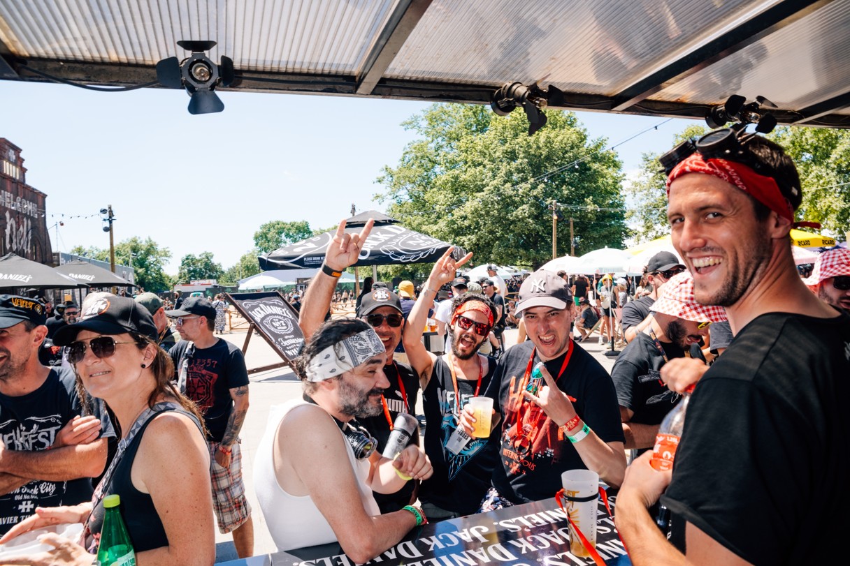 Festivaliers autour d'un verre Jack Daniel's